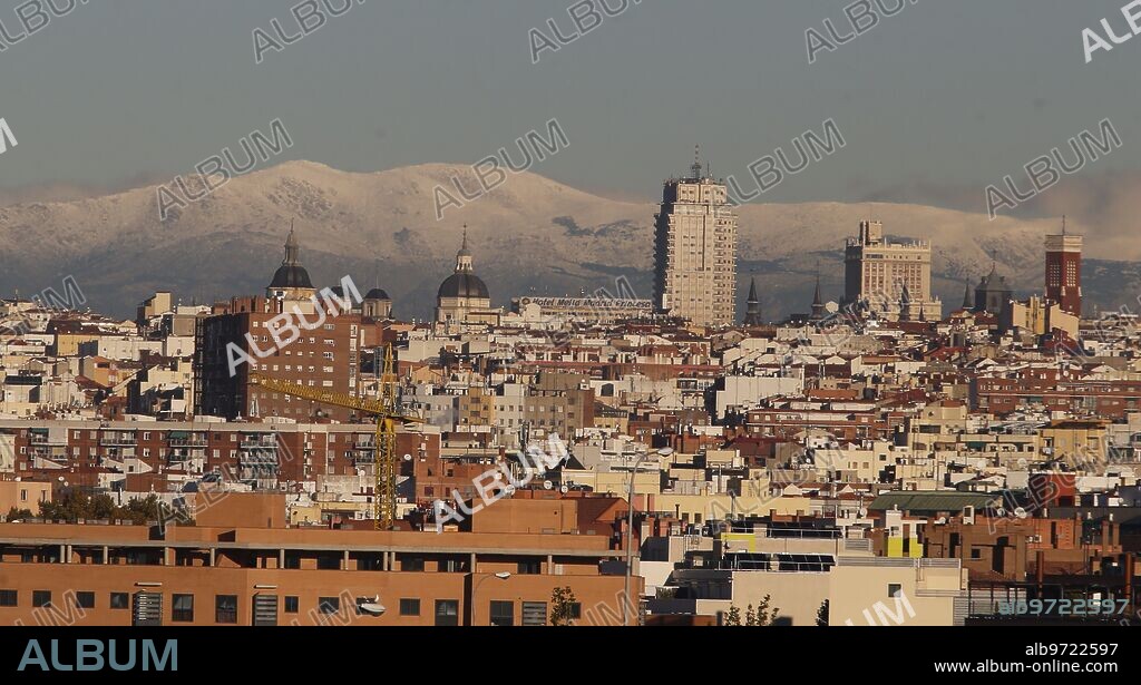 Madrid 11-24-2013..first snowfall in the Sierra de Madrid Navacerrada seen from the Manzanares park on the a-4 PHOTO..JAIME. GARCIA....ARCHDC....in the image.