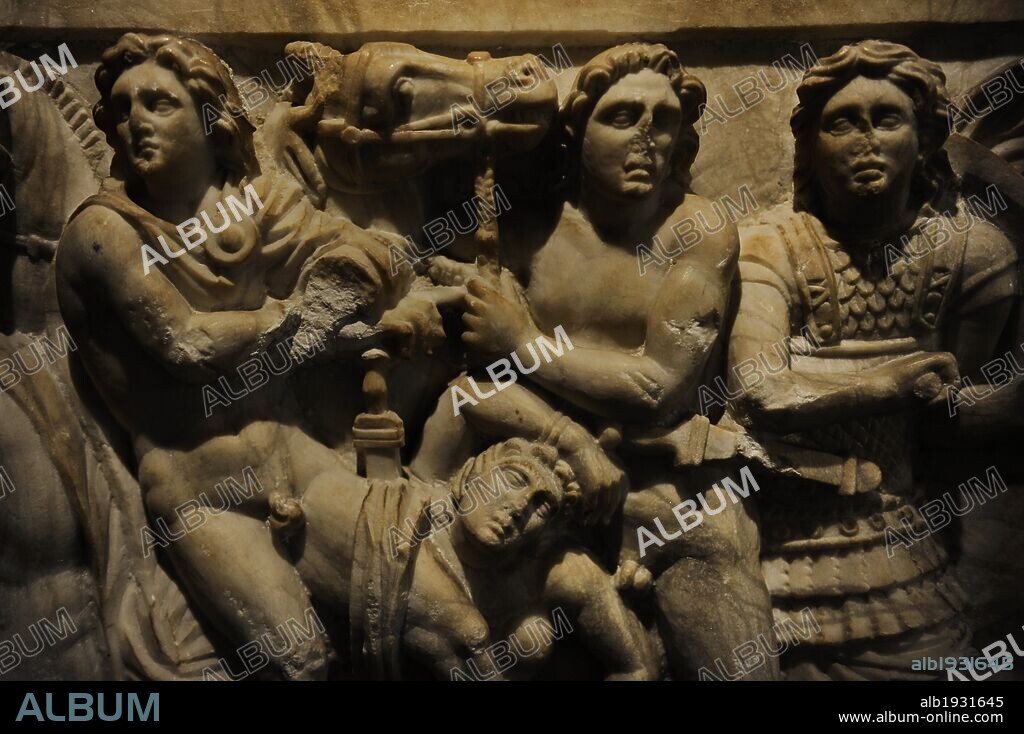 ARTE ETRUSCO. ITALIA. SARCOFAGO-URNA FUNERARIA. Procedente de Chiusi, Etruria. Italia. 200-100 a. C. Detalle relieves inferiores. Museo Carlsberg Glyptotek. Copenhague. Dinamarca. Europa.