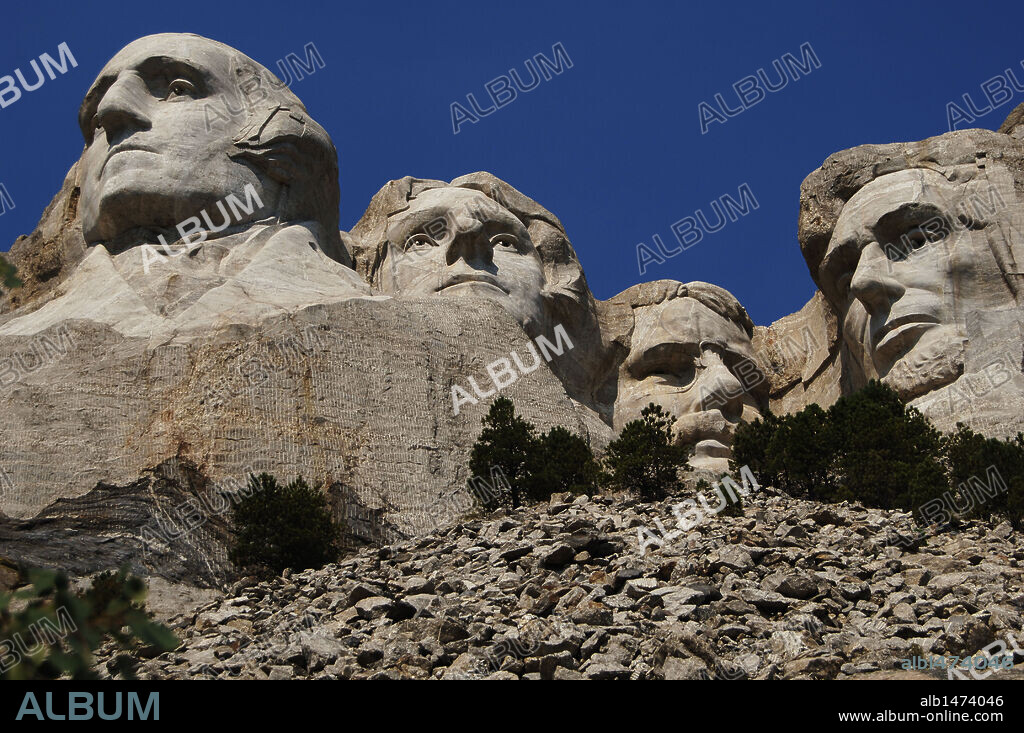 United States. Mount Rushmore National Memorial. Heads of the United States's carved into Mount Rushmore. From left to right, George Washington, Thomas Jefferson, Theodore Roosevelt and Abraham Lincoln. 1927-1941. By Gutzon and Lincoln Borglum. Keystone.