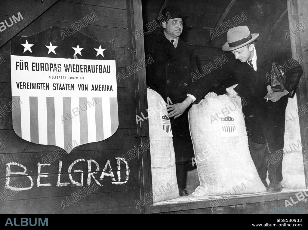 Orig. bildtext... FIRST E R P FLOUR TO YUGOSLAVIA. In order to help the Yugoslav population to overcome the great distress caused by this years drought, the first shipment of flour left Mannheim, Germany yesterday afternoon, November 23. This shipment represents part of the E R P program and is based upon a contract between ECA and the German Federal Republic. In order to compensate the German Republic for the amount spent the equivalent amount, estimated to approximately DM 15.960.000, is being paid in the form of additional Marshal Plan funds. Pict shows: Helmut Marien - import-export administrative control (right) and Mr Bavlovic Jovan, representative of the Yugoslav Import firm Cendrobrom (left) are present when first shipment flour leaves Mannheim. Orig. bildtext... ERSTE ERP-MEHLLIEFERUNG AN JUGOSLAWIEN. Die erste von mehren Mehllieferungen an Jugoslawien, zur Linderung der dort durch die Trockenheit verursachten Not, verliess heute Mannheim. Die Lieferung finden auf Grund eines Vertrages zwischen der Verwaltung für wirtschaftliche Zusammenarbeit (ECA) und de Bundesrepublik statt und stellen einen Teil des amerikanischen Nothilfeprogrammes für Jugoslawien dar. Den Gegenwert der Lieferungen in Höhe von 15.960.000 DM erhält die Bundesrepublik durch de Zuwesung zus ätzlicher Marshallplan-Gelder. Helmut Marien von der Ein fuhr- und Verwaltungsstelle für Getriede und Futtermittel (rechts) und Bavlovic Jovan, Vertreter der jugislawischen Importfirma Cendrobrom (links) sind bei Abfertigung der ersten Lieferung anwesend. Anm. Marshallplanen Marshallhjälpen persons: Bavlovic Jovan ;Helmut Marien sites: MANNHEIM ;TYSKLAND ;JUGOSLAVIEN*.