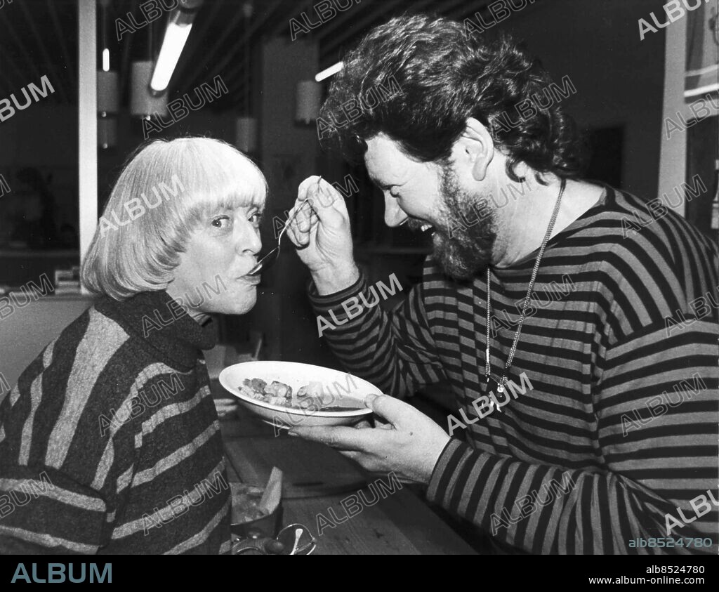 GÖTEBORG 1988-01-07.. Folkteaterns nye chef Iwar Wiklander tar skeden i vacker hand och gästspelar på sin egen scen tillsammans med Birgitta Ulfsson i pjäsen Soppan kallnar - regissör och skådespelare. *** Local Caption *** GP Foto: Anders Hofgren / Kamerareportage / TT / Kod: 2524.