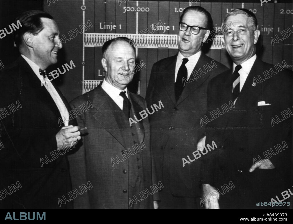 Okänt fotodatum. ATP-omröstningen folkomröstning i ATP-frågan oktober 1957 rörande utformningen av en framtida tilläggspension.. Partiledarna Jarl Hjalmarson, Gunnar Hedlund, Tage Erlander och Bertil Ohlin samlade framför valtablåerna vid valvakan i radio och TV.