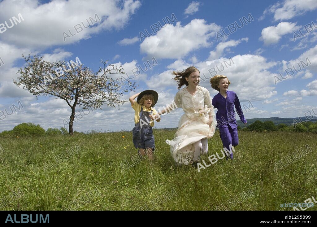 EROS VLAHOS, OSCAR STEER and ROSIE TAYLOR-RITSON in NANNY MCPHEE AND THE BIG BANG, 2010, directed by SUSANNA WHITE. Copyright UNIVERSAL PICTURES.