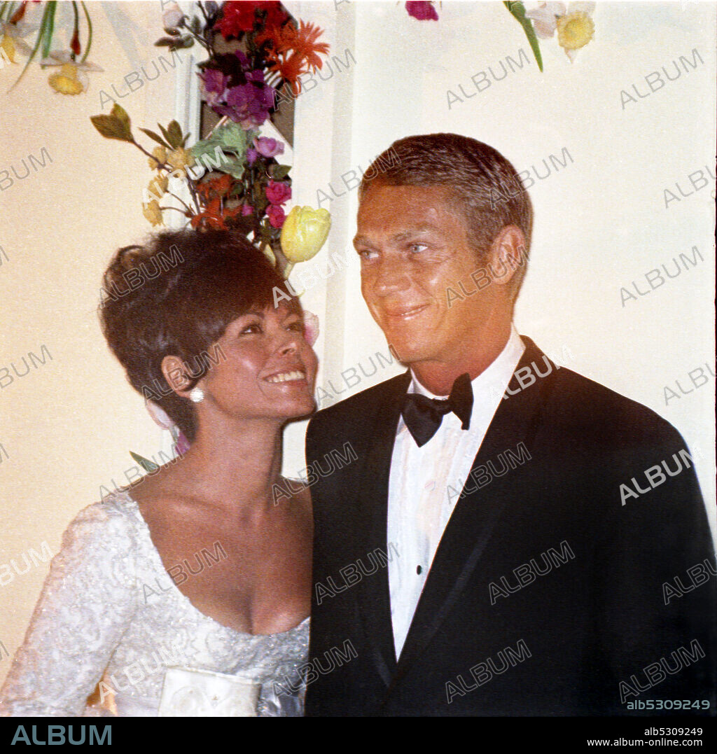 Circa 1962, Los Angeles, California, USA: American actor STEVE MCQUEEN (Terrence Stephen McQueen) with adoring wife NEILE ADAMS. Nicknamed the 'King of Cool', McQueen's antihero persona, emphasized during the height of the counterculture of the 1960s, made him a top box-office draw during the 1960s and 1970s.