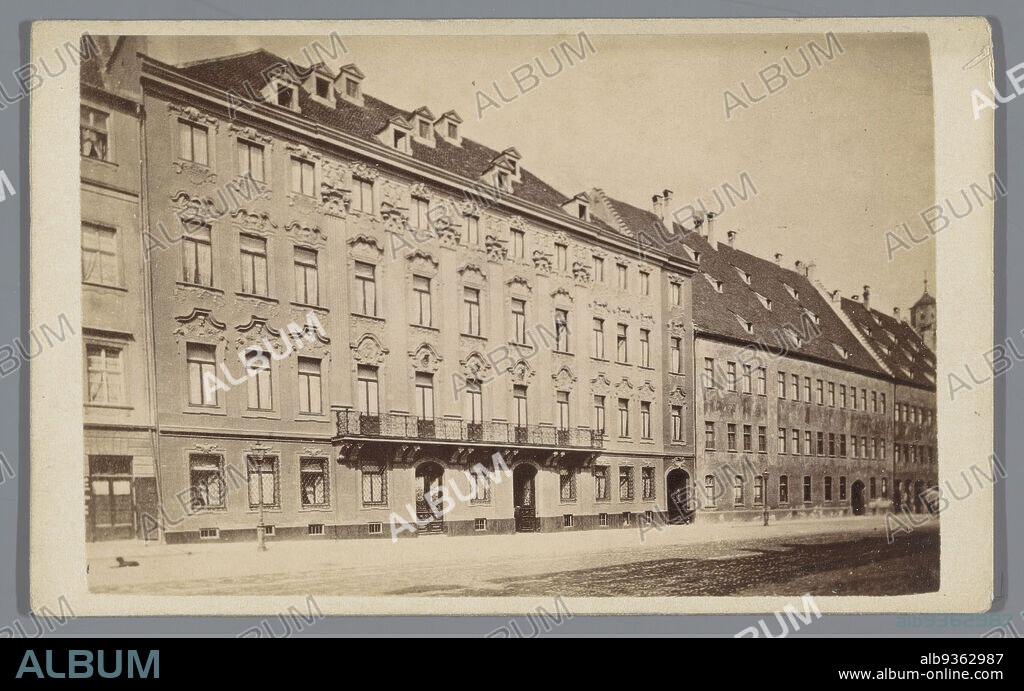 Fuggerhaus in Augsburg, Germany, The Augsburger Maximilianstrasse with the Függerhaus, anonymous, Frankfurt am Main, 1860 - 1885, paper, cardboard, albumen print, height 62 mm × width 101 mm.