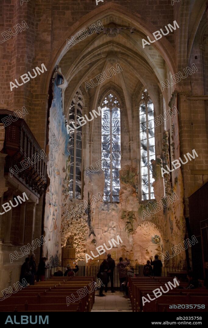 MIQUEL BARCELÓ. Capilla del Santissim Sagrament, reformada por Miquel Barceló.Catedral de Mallorca (s. XIII-s.XX). Baldaquin de Gaudí.Palma.Mallorca.Islas Baleares. España.