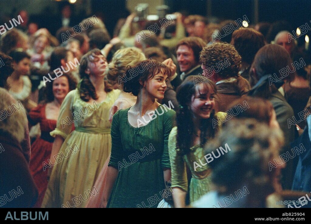 CAREY MULLIGAN, JENA MALONE and KEIRA KNIGHTLEY in PRIDE & PREJUDICE, 2005, directed by JOE WRIGHT. Copyright UNIVERSAL PICTURES / BAILEY, ALEX.
