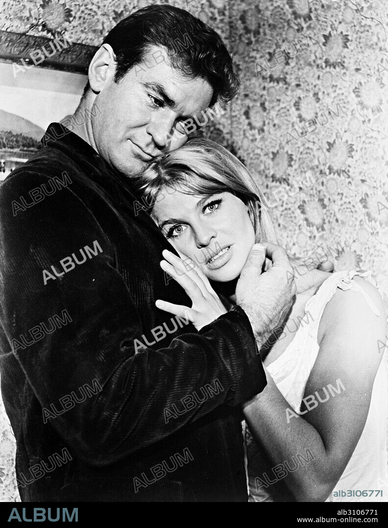 JULIE CHRISTIE y ROD TAYLOR en EL SOÑADOR REBELDE, 1965 (YOUNG CASSIDY), dirigida por JACK CARDIFF. Copyright M.G.M.