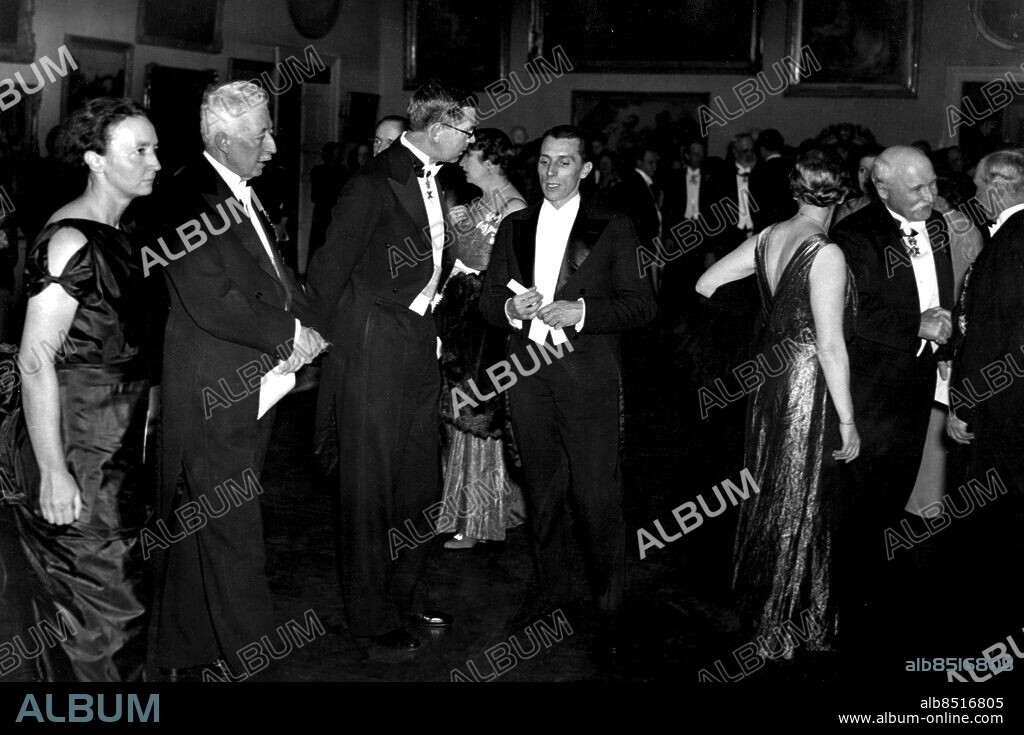 STOCKHOLM1935-12-10 . Nobelpriset 1935. Kungamiddagen på slottet.. Bilden (fr.v.): Prins Eugen och mme Iréne Curie-Joliot, Nobelpristagare i kemi. I mitten kronprins Gustaf Adolf i samspråk med Frédéric Joliot, kemipristagare och make till Iréne Curie-Joliot. Foto: Scanpix. Code: 20360. ***. ENGCAP: Nobel prize 1935. The royal dinner at the castle.. From left Prince Eugen together with mme Irene Curie-Joliot, Nobel prize laurete in physics. In the middle Bernard Joliot talking with the crown prince Gustav Adolf.