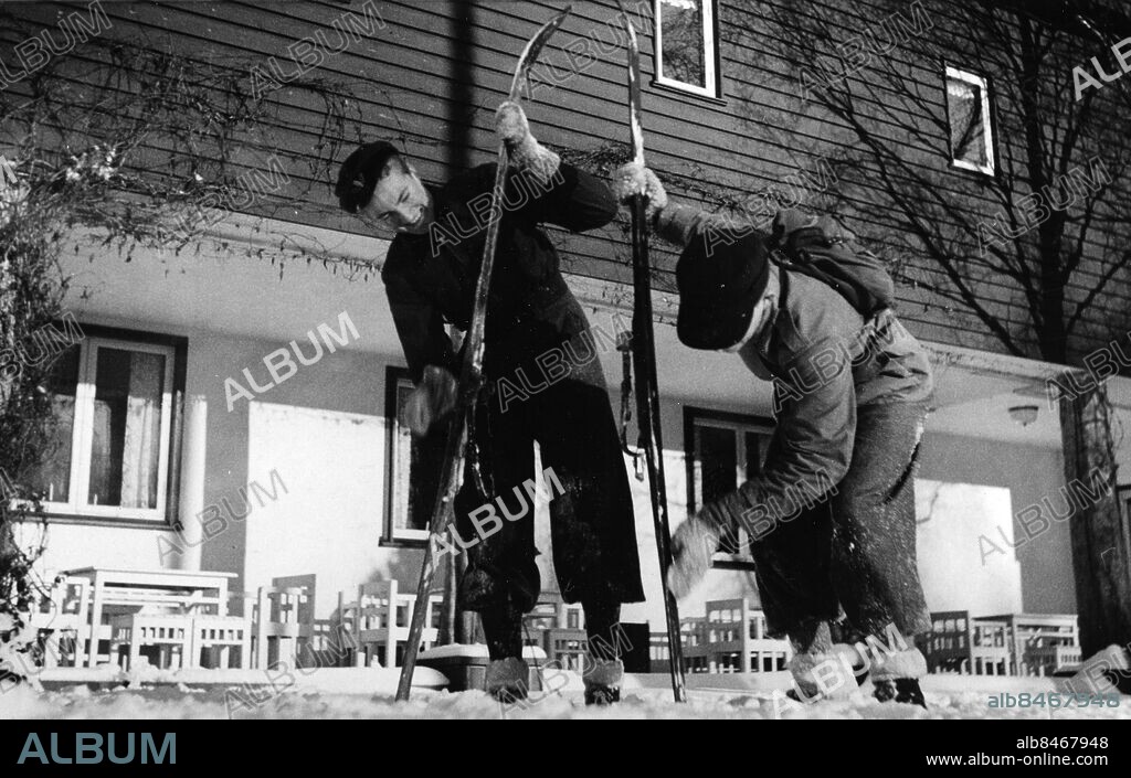 Vinter snö i Frostvallen jan 1942. Skidor stavar skidåkare vallar skidorna utanför Storstugan i Frostavallen.. Foto: Sydsvenskan / IBL Bildbyrå.