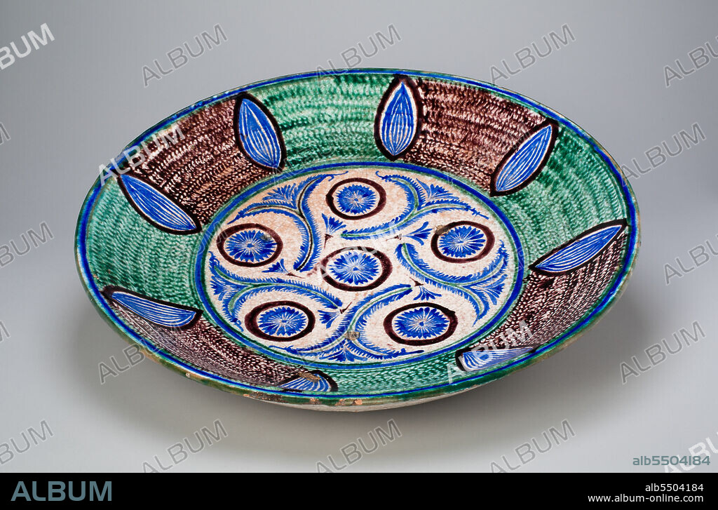 Large shallow dish, 18th/19th century.