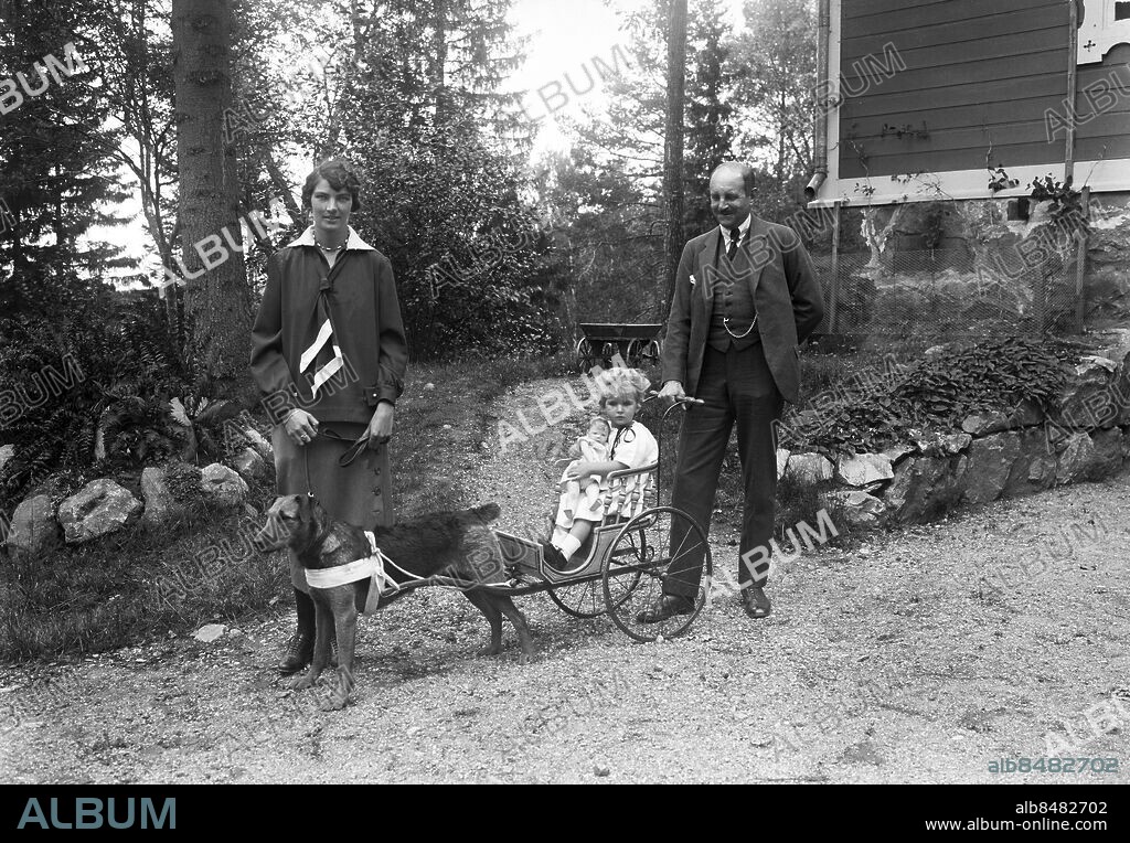 ARKIV 1927. Carl Grimberg (1875-1941), historiker som bla gav ut "Svenska folkets underbara öden" i nio band och "Världshistoria: Folkens liv och kultur" i 14 band. Här med hustrun Eva, född Carlsdotter Sparre och son. Sonen i en kärra efter familjens hund.. Carl Grimberg, swedish historian and writer together with his wife Eva and his son.. Foto: TT Historical/1900. SCANPIX SWEDEN.