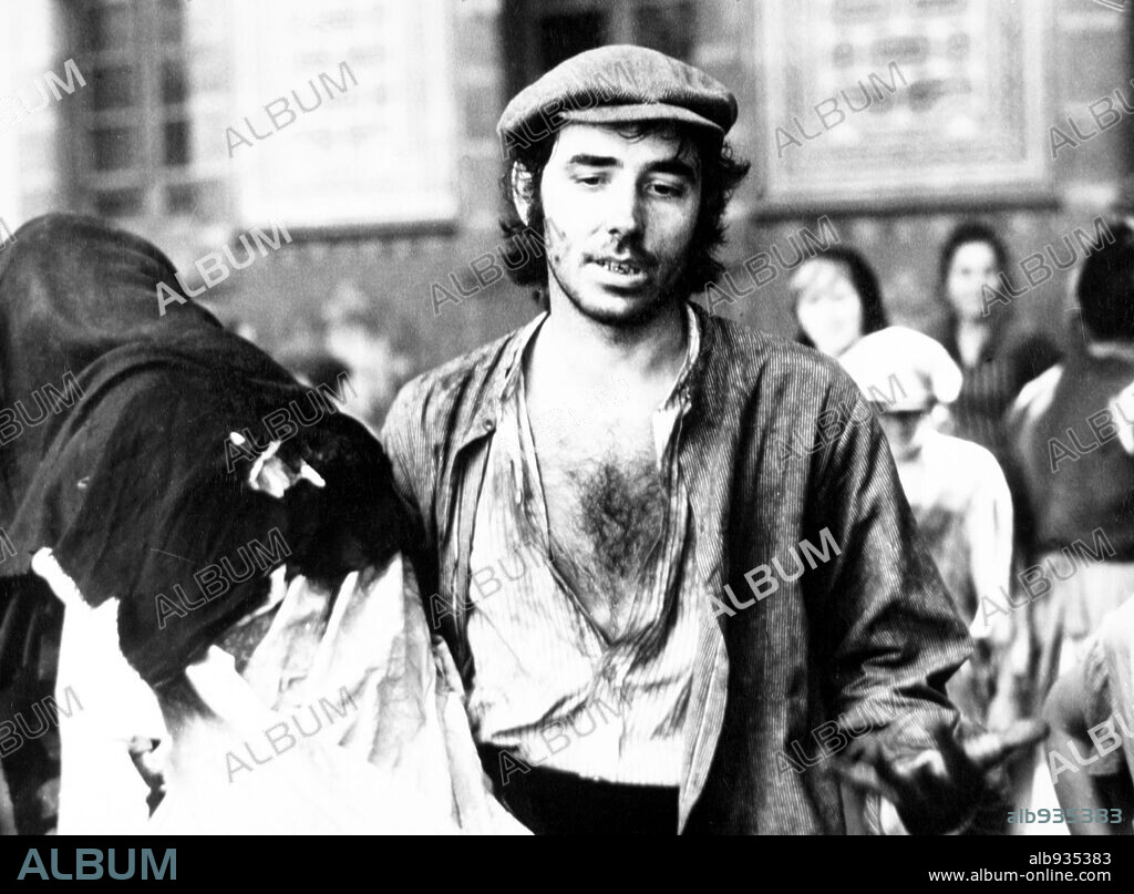 JOAN MANUEL SERRAT en LA CIUDAD QUEMADA, 1976 (LA CIUTAT CREMADA), dirigida por ANTONI RIBAS. Copyright TEIDE, P.C.