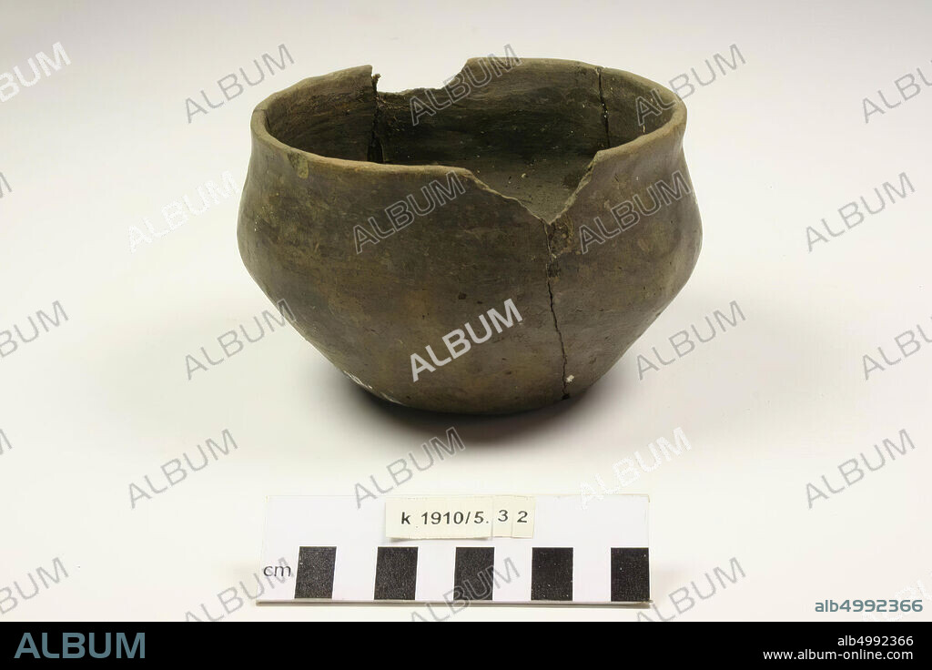 Spherical Gallo-Germanic bowl of earthenware. Old bonding, 2 pieces from the edge, 1 gap in the lower abdomen, bowl, pottery, h: 9 cm, diam: 14.5 cm, prehistory -800.