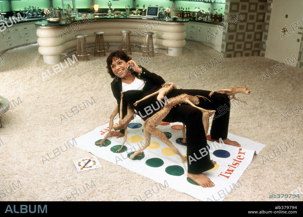 ROSARIO DAWSON en MEN IN BLACK II: HOMBRES DE NEGRO II, 2002 (MEN IN BLACK II), dirigida por BARRY SONNENFELD. Copyright COLUMBIA TRISTAR / GORDON, MELINDA SUE.