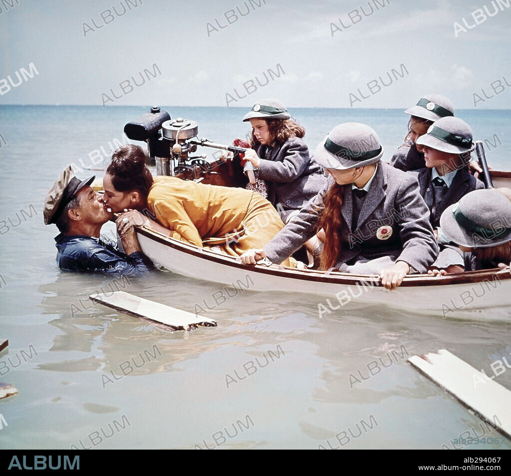 CARY GRANT y LESLIE CARON en OPERACIÓN WHISKY, 1964 (FATHER GOOSE), dirigida por RALPH NELSON. Copyright UNIVERSAL PICTURES.
