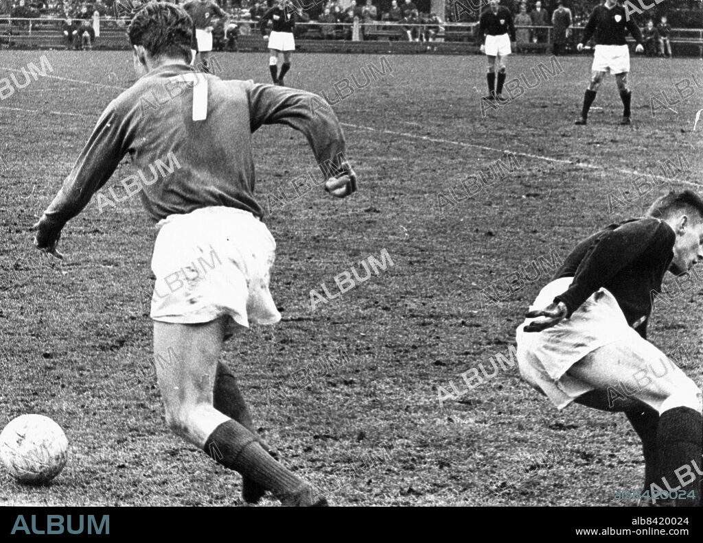 1963-01-01. Roger Magnusson, Åtvidabergs FF. Ja, dom försvinner helt ur bilden. Rogers motståndare. Och till slut är det bara en kvar: Roger Magnusson! Högadal-Åtvidaberg. Div II. Foto: Gunnar Fröberg / Expressen / TT / Kod: 192. ** AFTONBLADET OUT **.
