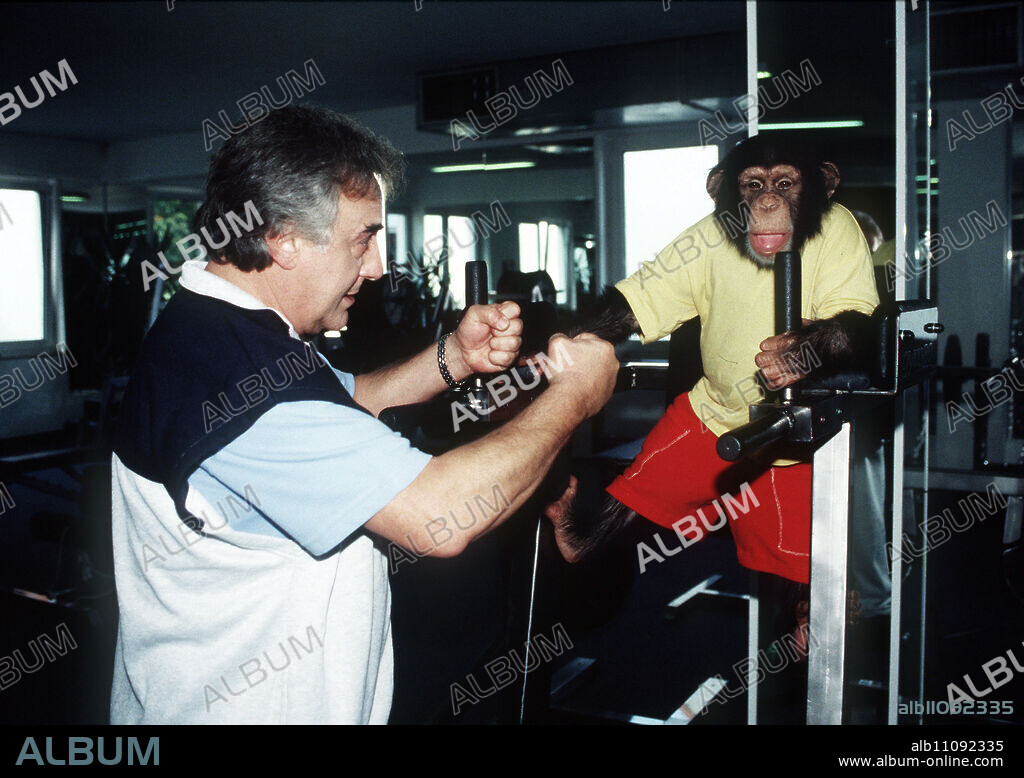 OUR CHARLY / Episode: Tricked / Scene: Charly is allowed to accompany Rodolfo Lombardi (AURELIO MALFA) to the gym. The nimble chimpanzee can really let off steam on the machines. / Headline: OUR CHARLY.