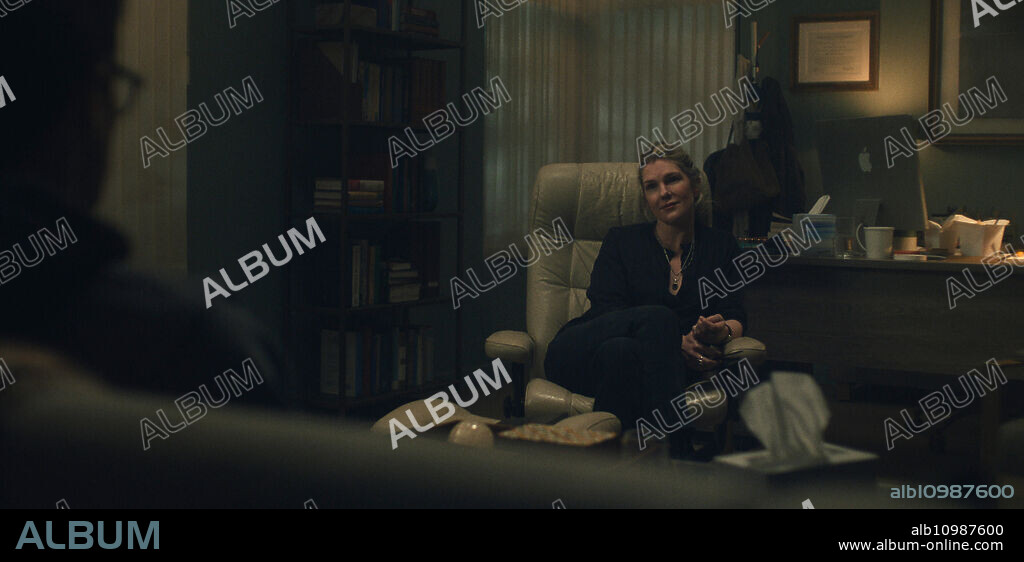 LILY RABE in PRESUMED INNOCENT, 2024, unter der Regie von DAVID E. KELLEY. Copyright Apple Studios/Bad Robot/David E. Kelley Productions. Episode 1x1.