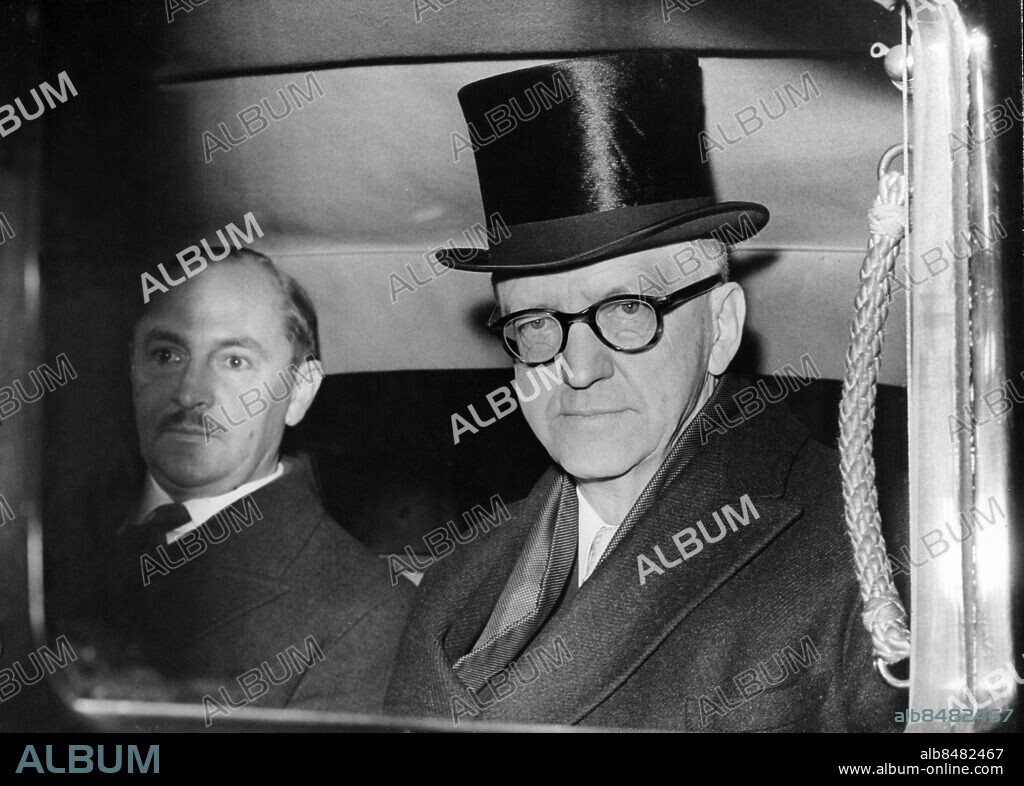 Orig. bildtext... SOUTH AFRICA'S NEW GOVERNOR GENERAL SEES THE QUEEN. Mr. Charles R. Swart, the newly appointed Governor General of South Africa, now making a four day visit to London, lunched with H.M. The Queen at Buckingham Palace. Photo shows: Mr. Charles Swart leaving the Dorchester Hotel for Buckingham Palace. 11/12/59. Anm. C Swart, 1894-1982, generalguvernör, republiken Sydafrikas första president 1961-1967. Besökare Cylinderhatt Hög hatt CD685 persons: CHARLES SWART sites: LONDON;SYDAFRIKA*;STORBRITANNIEN.