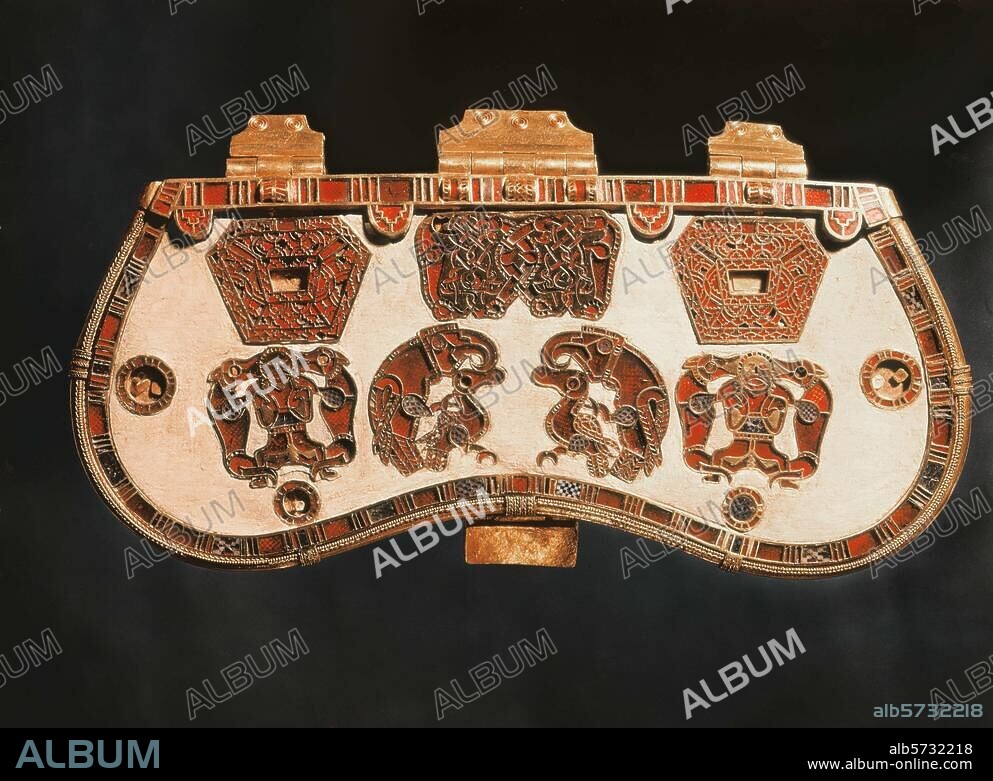 Angelsächsisch, um 620/655. Teile eines Börsendeckels. Gold, Granat und Glas, Länge 10 cm. Aus dem Schiffsgrab von Sutton Hoo, Suffolk (England), das auch als Grab des Königs Redwald, bestattet 625, gedeutet wird. London, British Museum.