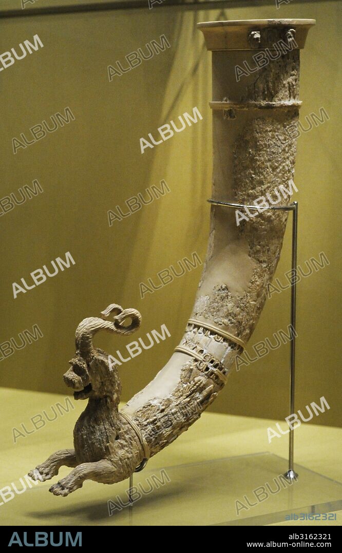 Arte. Imperio Parto. Ritón o rhyton. Recipiente antiguo utilizado para beber y realizar libaciones rituales. Ejemplar realizado en marfil. Ricamente decorado y con cabeza de animal esculpido. Procedente de Nisa, antigua capital del impero Parto, Turkmenistán, Asia Central. Siglo II aC. Museo del Hermitage (The State Hermitage Museum). San Petersburgo. Rusia.