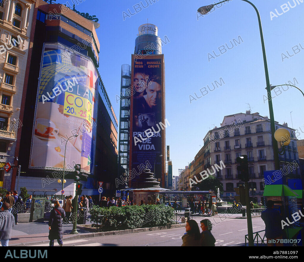 EDIFICIO FNAC DESDE 1993 ANTERIOMENTE PERTENECIA A GALERIAS PRECIADOS SITUADO EN LA PLAZA DE CALLAO SE CONSTRUYO ENTRE 1953 Y 1956.