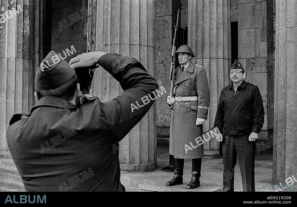 GDR, Berlin, 09. 11. 1988, US soldier has his picture taken by his comrade next to a soldier of the guard regiment Felix Dzerzhinsky in front of the Neue Wache, n.