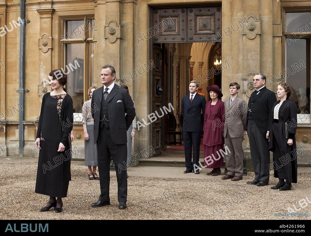 ALLEN LEECH, DAN STEVENS, ELIZABETH McGOVERN, HUGH BONNEVILLE, JIM CARTER, PENELOPE WILTON and PHYLLIS LOGAN in DOWNTON ABBEY, 2010, directed by JULIAN FELLOWES. Copyright CARNIVAL FILMS. Season 3 Episode 1.