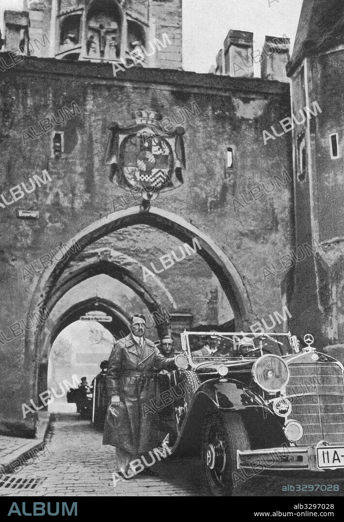 Adolf Hitler visits site of his 1923 imprisonment - 1934.