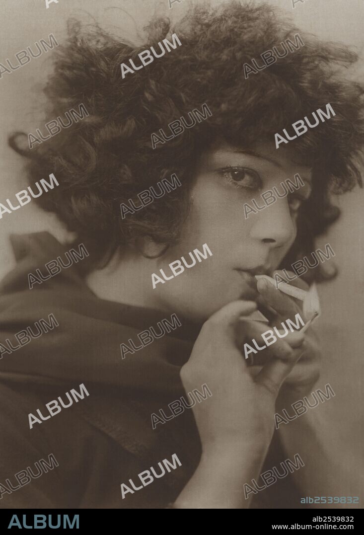 Raquel Meller. Francisca Márqués López (1888-1962). Cantante, cupletista y actriz española, encendiendo un cigarrillo. Años 1915.