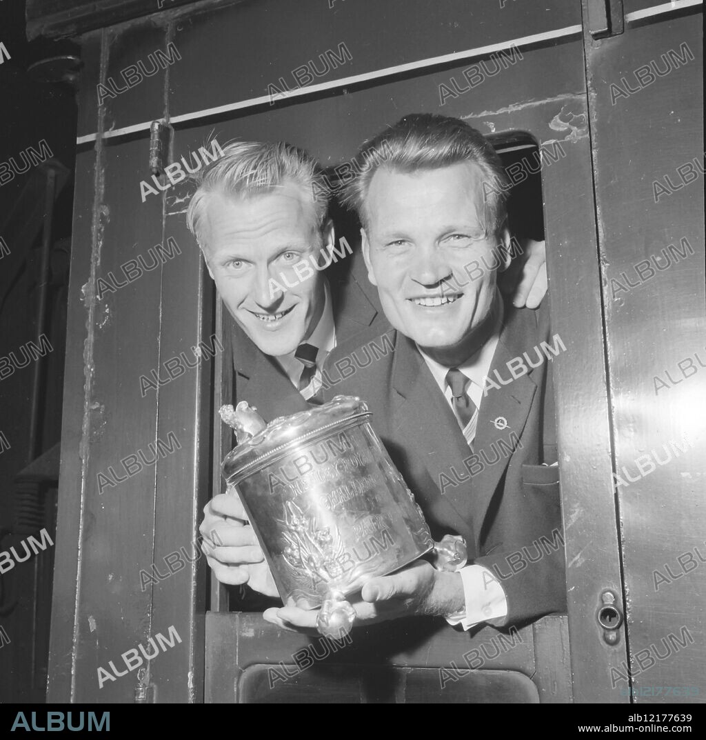 HENLEY REGATTA VELI LEHTELA TOIMI PITKANEN T LEAVE WITH TROPHY /. 11 JULY 1961.