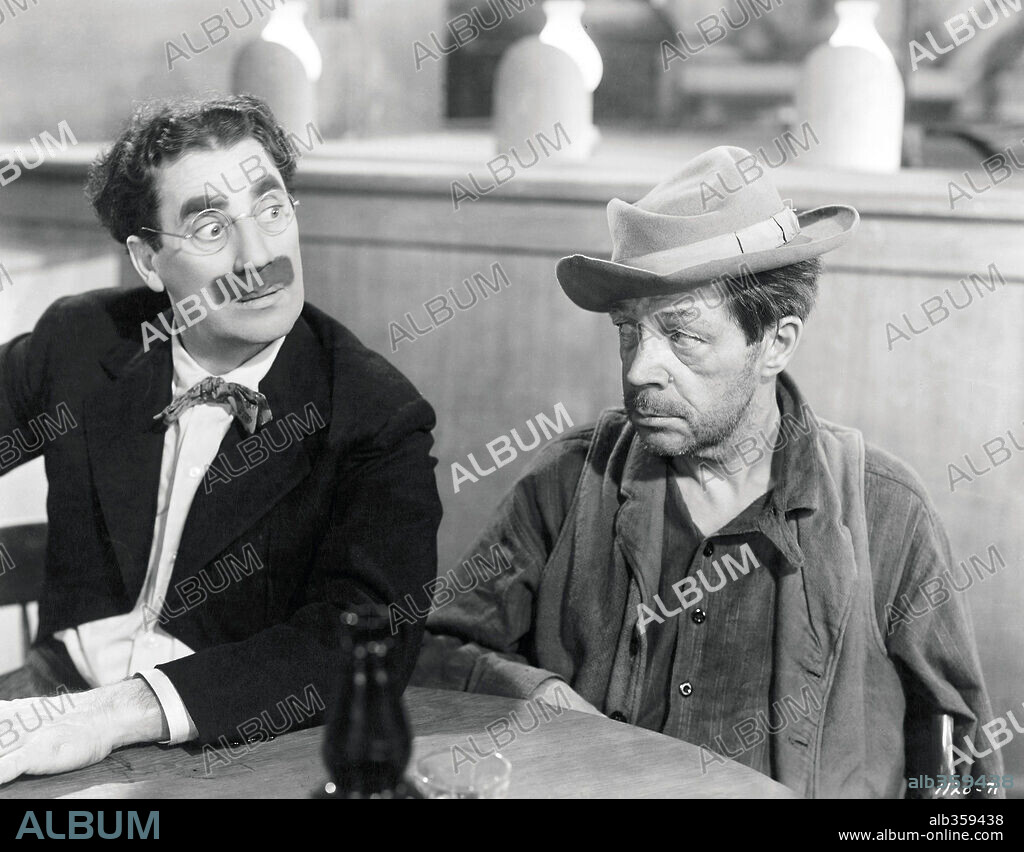 GROUCHO MARX en LOS HERMANOS MARX EN EL OESTE, 1940 (GO WEST), dirigida por EDWARD BUZZELL. Copyright M.G.M.