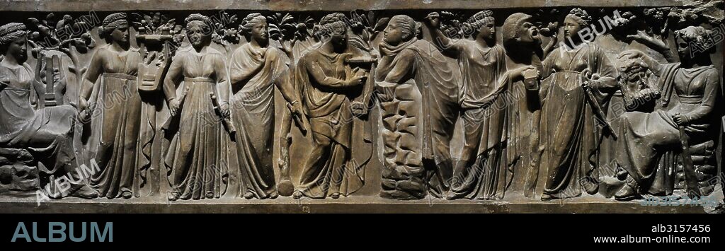 Arte romano. Panel de un sarcófago con la representación de las Nueve Musas inspiradoras de las artes. Mitad del siglo II d. C. Mármol. Museo del Hermitage (The State Hermitage Museum). San Petersburgo. Rusia.