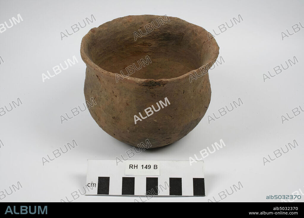 The Netherlands Middle Ages, pot, pottery, hand-shaped, h, 10.4 cm, diam, 13 cm, vmeb 450-525, the Netherlands, Utrecht, Rhenen, Rhenen, grave 149.
