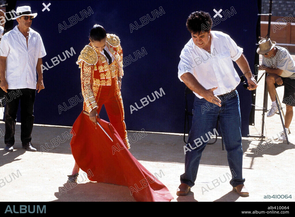 PEDRO ALMODOVAR y ROSARIO FLORES en HABLE CON ELLA, 2002, dirigida por PEDRO ALMODOVAR. Copyright EL DESEO S.A / BRACHO, MIGUEL.