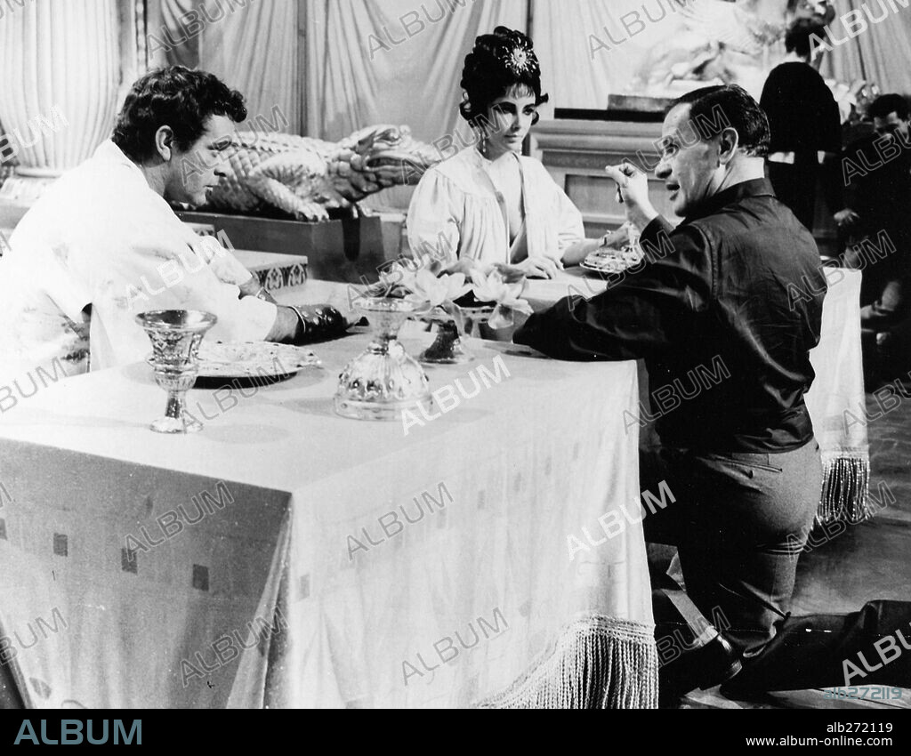 ELIZABETH TAYLOR, JOSEPH L. MANKIEWICZ y RICHARD BURTON en CLEOPATRA, 1963, dirigida por JOSEPH L. MANKIEWICZ. Copyright 20TH CENTURY FOX.