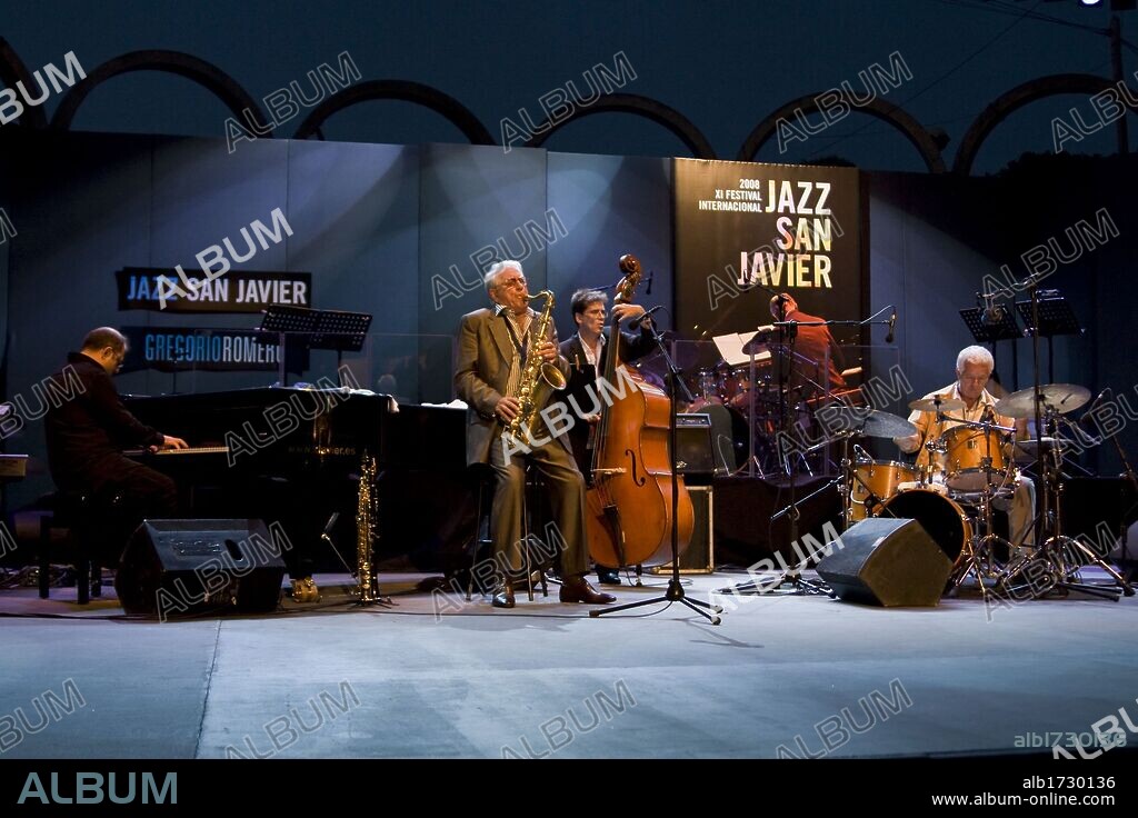 El músico saxofonista de jazz español Pedro Iturralde. Festival de Jazz de San Javier, 2008.