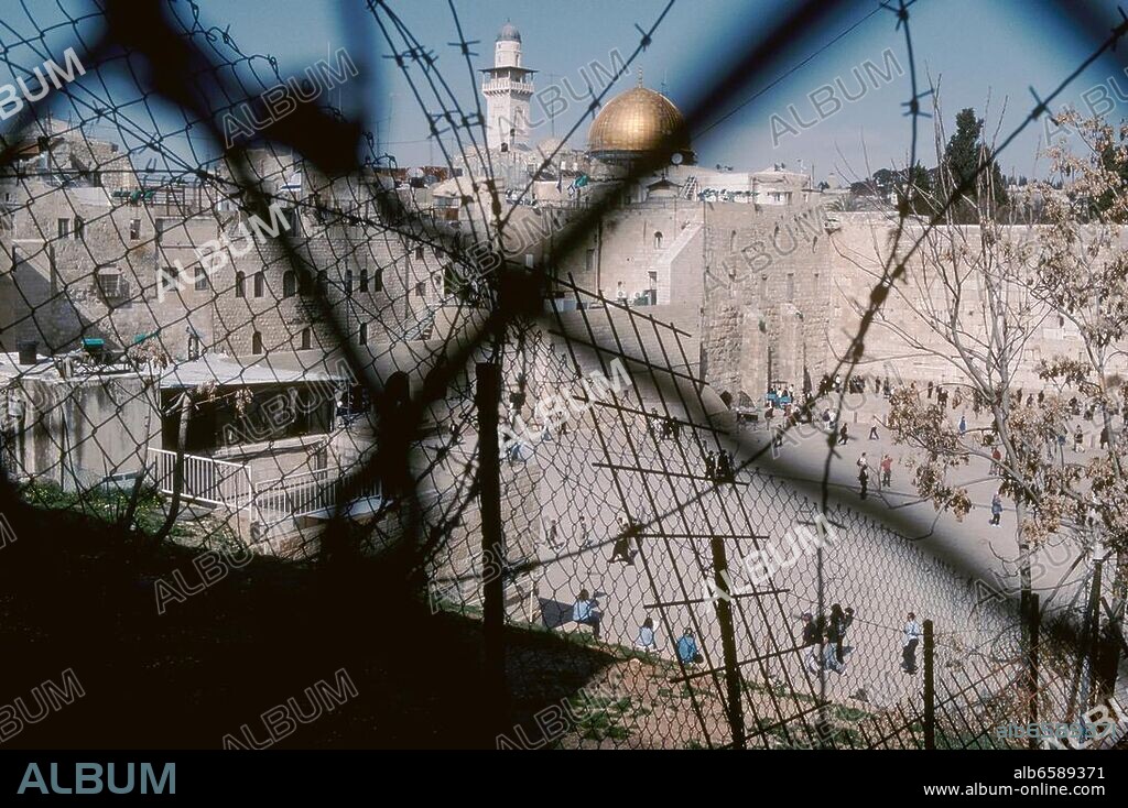 Jerusalem / Jeruschalajim (Israel), Tempelberg / Haram esh-Sharif, Klagemauer / Kotel haMa'aravi ( Westmauer; Teil des von Herodes d.Gr.erweiterten Tempels; untere sieben Steinlagen herodianisch, obere aus späterer Zeit; heilige Stätte des Judentums). /-Teilansicht von Südwesten; im Hintergrund die Kuppel ...
