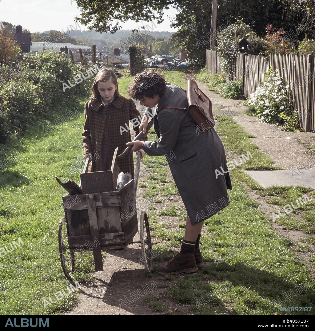 DIXIE EGERICKX and LUCAS BOND in SUMMERLAND, 2020, directed by JESSICA SWALE. Copyright IOTA FILMS/SHOEBOX FILMS.