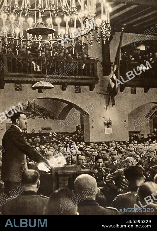 Hitler, Adolf; Politiker (NSDAP). 1889-1945. München, 8. November 1941: Im "Löwenbräukeller" hält Hitler eine Rede zum Jahrestag des Putsches von 1923. Foto.