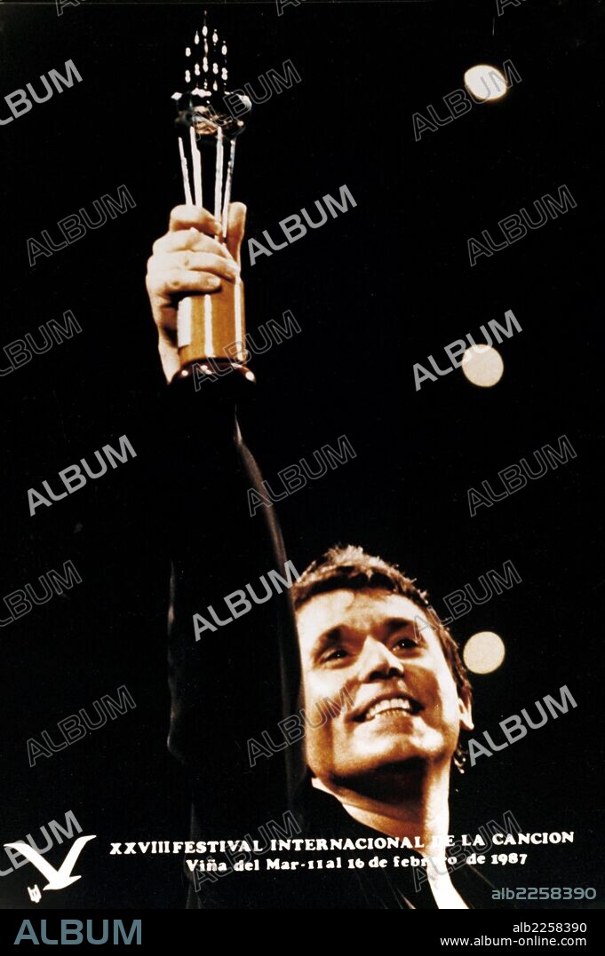 RAPHAEL RAFAEL. RAPHAEL. RAFAEL MARTOS SANCHEZ. CANTANTE ESPAÑOL.LINARES 1943.  RAPHAEL DURANTE EL FESTIVAL DE MUSICA DE VIÑA DEL MAR. 1987.