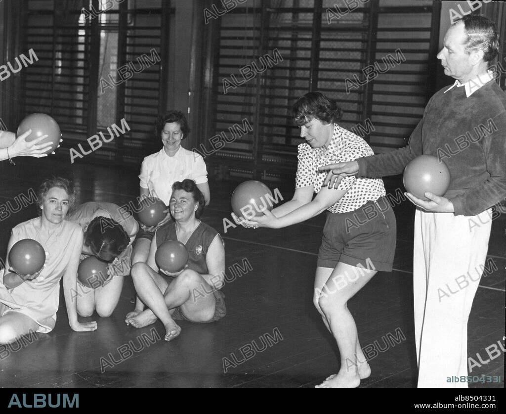 ARKIV 1951 - Ernst Idla leder husmorsgymnastik. Foto: TT Kod: 190 COPYRIGHT SCANPIX SWEDEN.