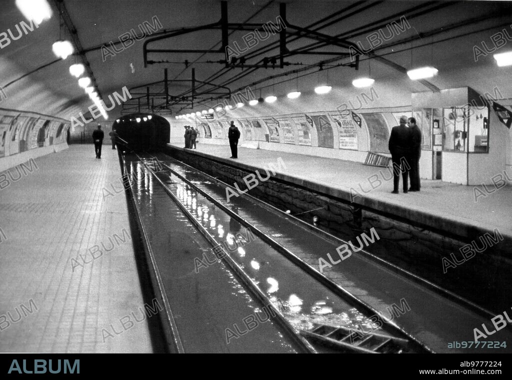 1966. Inundación de la estación de Vallecas del metro de Madrid.