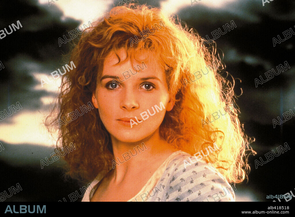 JULIETTE BINOCHE en CUMBRES BORRASCOSAS, 1992 (WUTHERING HEIGHTS), dirigida por PETER KOSMINSKY. Copyright PARAMOUNT PICTURES.