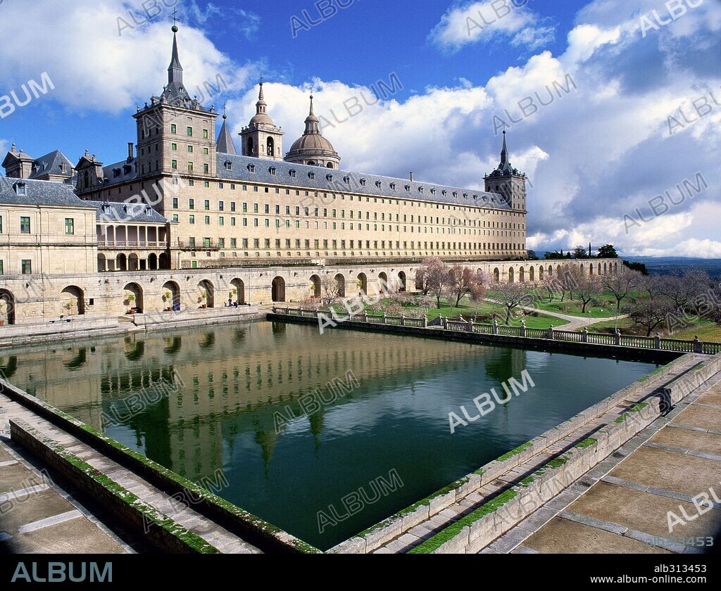 HERRERA, JUAN DE, ARCHITECT. Vista del Monasterio de San Lorenzo de El Escorial, empezado a construir en el año 1563. Província de Madrid, España.