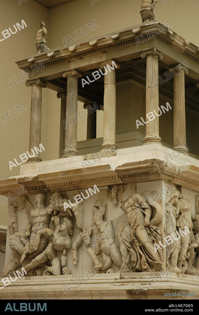 ARTE GRIEGO. PERIODO HELENISTICO. ASIA MENOR. ALTAR DE ZEUS O ALTAR DE PERGAMO. Construído por orden de Eumenes II Sóter entre 164 y 156 aC. Los relieves los realizaron artistas de la Escuela de Pérgamo. S. II aC. Museo de Pérgamo. Berlín. Alemania.