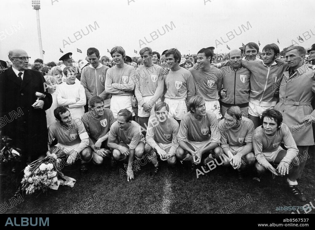 MALMÖ 1970-10-25. Lagbild av 1970-års svenska mästare i fotboll, Malmö FF med bl. a. Erik Persson, Bo Larsson, Staffan Tapper och Krister Kristensson, Efter segern med 2-0 mot Örgryte IS i sista omgången på Malmö stadion inför 21 688 åskådare.. Foto: Ingvar Andersson / DN / TT / Kod: 3. **SvD OUT**.