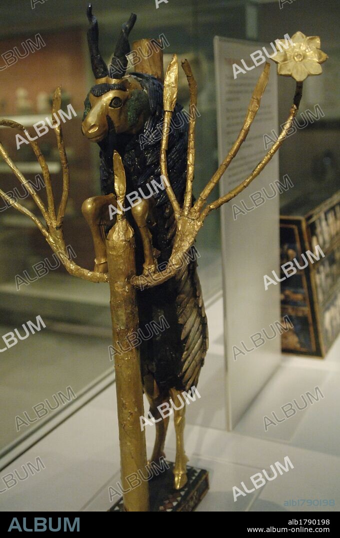 ARTE MESOPOTAMICO. SUMERIO. ESTATUA DE MACHO CABRIO (THE RAM IN THE THICKET). Carnero rampante encaramado al Arbol de la Vida que está recu-bierto de láminas de oro. Los cuernos, ojos y espalda del animal son de lapis lázuli. El soporte es de plata. Posiblemente sirvió como pedestal de ofrendas o quizá como adorno de un arpa. Fue hallado en la fosa PG 1237 de la Necrópolis Real de UR. Fechado en el año 2600 a. C. Museo Británico. Londres. Inglaterra. Reino Unido.