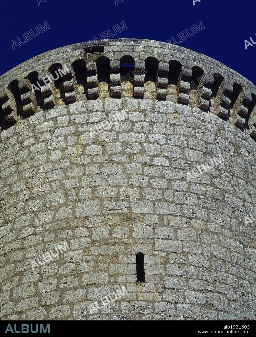 ARTE GOTICO. ESPAÑA. CASTILLO DE LOS ALMIRANTES o DE LOS COMUNEROS. Construido en el siglo XV por la familia Enríquez con planta cuadrada. Detalle de uno de los TORREONES CILINDRICOS de las esquinas. TORRELOBATON. Provincia de Valladolid. Castilla-León.
